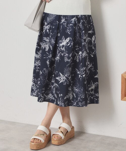 ITS'DEMO（イッツデモ）の「【清涼感／ウエスト後ろゴム／手洗い可】麻調花柄タックスカート（スカート・レディース・ブルー系その他2/ブラウン系その他2/ホワイト系3・00）」の3枚目の写真