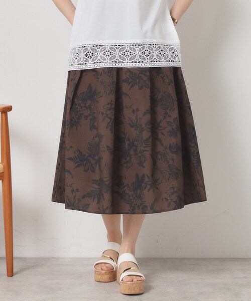 ITS'DEMO（イッツデモ）の「【清涼感／ウエスト後ろゴム／手洗い可】麻調花柄タックスカート（スカート・レディース・ブルー系その他2/ブラウン系その他2/ホワイト系3・00）」の4枚目の写真