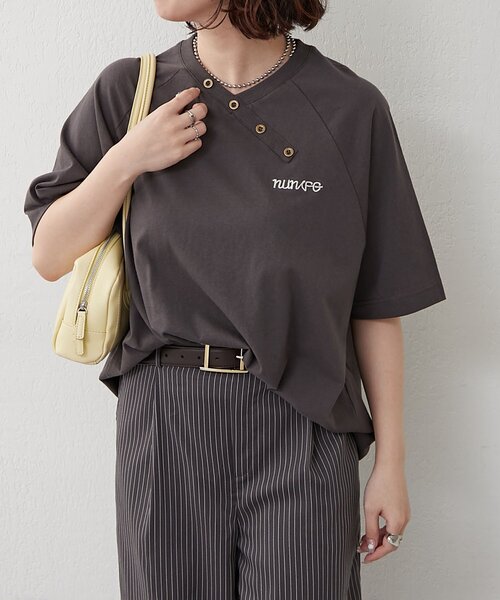 NUNIFE（ユニフィー）の「【NUNIFE】ラグランアシメヘンリーＴ（Tシャツ/カットソー・レディース・オフホワイト/スミクロ/ネイビー・FREE）」の19枚目の写真