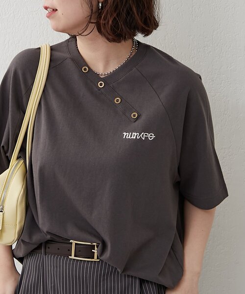 NUNIFE（ユニフィー）の「【NUNIFE】ラグランアシメヘンリーＴ（Tシャツ/カットソー・レディース・オフホワイト/スミクロ/ネイビー・FREE）」の2枚目の写真