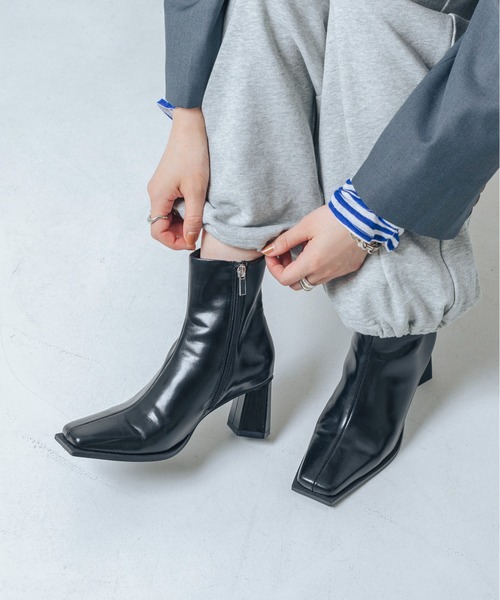 EVOL（イーボル）の「【S-LLサイズ展開・クッション入り】スクエアデザインヒールショートブーツ BZ23835（ブーツ・レディース・シルバーグレー/ブラウン/ブラック・LL/S/M/L）」の4枚目の写真