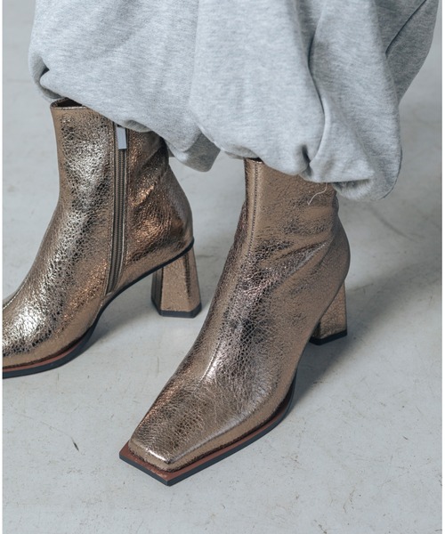 EVOL（イーボル）の「【S-LLサイズ展開・クッション入り】スクエアデザインヒールショートブーツ BZ23835（ブーツ・レディース・シルバーグレー/ブラウン/ブラック・LL/S/M/L）」の14枚目の写真