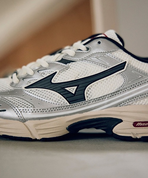 MIZUNO(ミズノ )の「MIZUNO/ミズノ メンズ レディース シルバー 韓国 MXR D1GA245101(スニーカー・メンズ・ホワイト×シルバー・28.0cm/27.5cm/27.0cm/26.5cm/26.0cm/25.0cm/24.5cm/24.0cm/23.5cm/23.0cm)」の9枚目の写真
