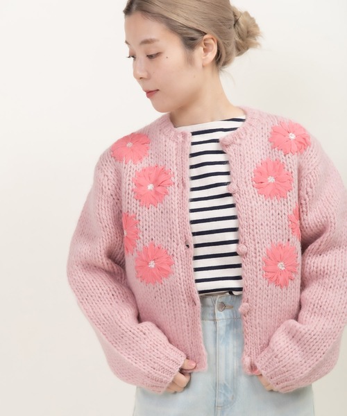 Dot&Stripes CHILD WOMAN(ドットアンドストライプス チャイルドウーマン)の「ロービングウール手編み&刺繍カーディガン(カーディガン/ボレロ・レディース・アイボリー/ピンク・FREE)」の1枚目の写真