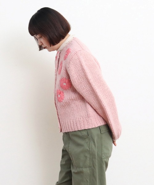 Dot&Stripes CHILD WOMAN(ドットアンドストライプス チャイルドウーマン)の「ロービングウール手編み&刺繍カーディガン(カーディガン/ボレロ・レディース・アイボリー/ピンク・FREE)」の5枚目の写真