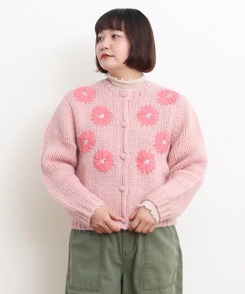 Dot&Stripes CHILD WOMAN(ドットアンドストライプス チャイルドウーマン)の「ロービングウール手編み&刺繍カーディガン(カーディガン/ボレロ・レディース・アイボリー/ピンク・FREE)」の4枚目の写真