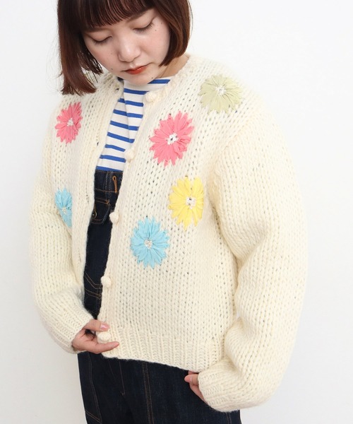 Dot&Stripes CHILD WOMAN(ドットアンドストライプス チャイルドウーマン)の「ロービングウール手編み&刺繍カーディガン(カーディガン/ボレロ・レディース・アイボリー/ピンク・FREE)」の11枚目の写真