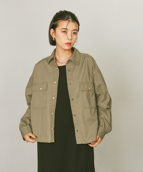 BAYFLOW（ベイフロー）の「[ショートとロングで選べる着丈]コットンボーイフレンドシャツ（シャツ/ブラウス・レディース・オフホワイト/カーキ/インディゴブルー/ボルドー・MEDIUM/SMALL）」の2枚目の写真