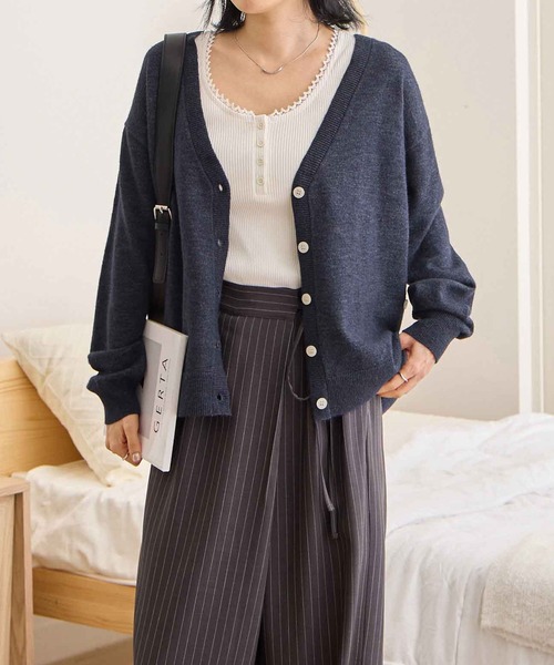 CHAN ME(チャンミ)の「Vネックカーディガン(カーディガン/ボレロ・レディース・グレー/ネイビー/ベージュ・MEDIUM/LARGE/X-LARGE)」の18枚目の写真