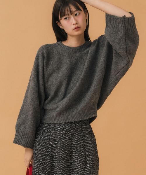 HEILIS(ヘイリス)の「フレアスリーブニットトップス / ブラック チャコール ワイドスリーブ ニット トップス 長袖 クロップド丈 秋服 冬服 ノームコア 無地 カジュアル シンプル 韓国 モノトーン ガーリー 大人(ニット/セーター・レディース・ブラック/チャコールグレー・FREE)」の3枚目の写真