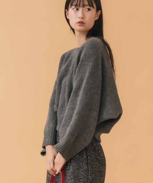 HEILIS(ヘイリス)の「フレアスリーブニットトップス / ブラック チャコール ワイドスリーブ ニット トップス 長袖 クロップド丈 秋服 冬服 ノームコア 無地 カジュアル シンプル 韓国 モノトーン ガーリー 大人(ニット/セーター・レディース・ブラック/チャコールグレー・FREE)」の4枚目の写真