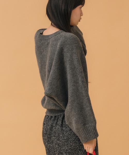 HEILIS(ヘイリス)の「フレアスリーブニットトップス / ブラック チャコール ワイドスリーブ ニット トップス 長袖 クロップド丈 秋服 冬服 ノームコア 無地 カジュアル シンプル 韓国 モノトーン ガーリー 大人(ニット/セーター・レディース・ブラック/チャコールグレー・FREE)」の5枚目の写真