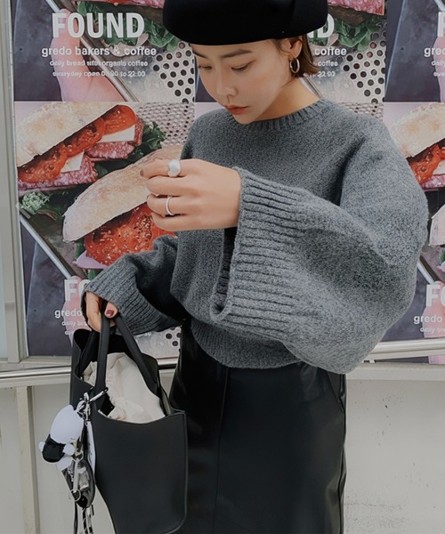 HEILIS(ヘイリス)の「フレアスリーブニットトップス / ブラック チャコール ワイドスリーブ ニット トップス 長袖 クロップド丈 秋服 冬服 ノームコア 無地 カジュアル シンプル 韓国 モノトーン ガーリー 大人(ニット/セーター・レディース・ブラック/チャコールグレー・FREE)」の13枚目の写真