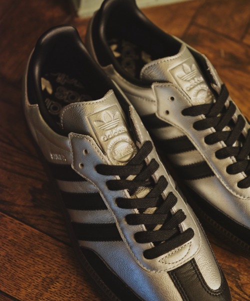 adidas Originals(アディダスオリジナルス)の「adidas Originals/アディダスオリジナルス/Samba OG /silver_KI8464(スニーカー・レディース・シルバー・23.0cm/25.0cm/24.5cm/24.0cm/23.5cm)」の2枚目の写真