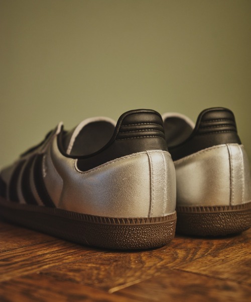 adidas Originals(アディダスオリジナルス)の「adidas Originals/アディダスオリジナルス/Samba OG /silver_KI8464(スニーカー・レディース・シルバー・23.0cm/25.0cm/24.5cm/24.0cm/23.5cm)」の4枚目の写真