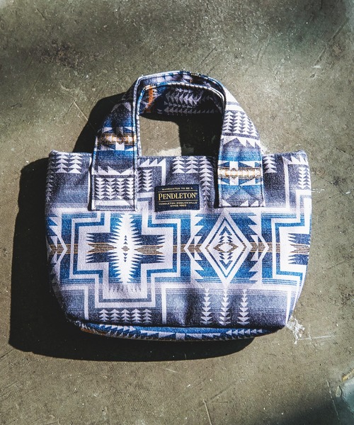 PENDLETON（ペンドルトン）の「PENDLETON ペンドルトン FLANNEL TOTE BAG ネイティブパターン フランネル 中綿入り トートバッグ（トートバッグ・レディース・チャコール/ベージュ・FREE）」の2枚目の写真