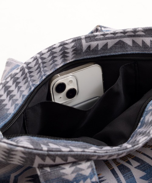 PENDLETON（ペンドルトン）の「PENDLETON ペンドルトン FLANNEL TOTE BAG ネイティブパターン フランネル 中綿入り トートバッグ（トートバッグ・レディース・チャコール/ベージュ・FREE）」の10枚目の写真