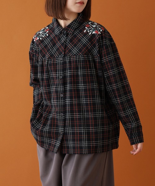 Emago（イマゴ）の「EMAGO 木の実刺繍ｷﾞｬｻﾞｰｼｬﾂ ｵﾝﾌﾞﾚﾁｪｯｸ（シャツ/ブラウス・レディース・ブラウン/ブラック/カーキ・FREE）」の2枚目の写真