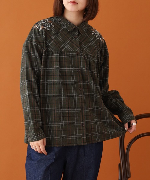 Emago（イマゴ）の「EMAGO 木の実刺繍ｷﾞｬｻﾞｰｼｬﾂ ｵﾝﾌﾞﾚﾁｪｯｸ（シャツ/ブラウス・レディース・ブラウン/ブラック/カーキ・FREE）」の16枚目の写真