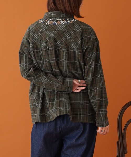 Emago（イマゴ）の「EMAGO 木の実刺繍ｷﾞｬｻﾞｰｼｬﾂ ｵﾝﾌﾞﾚﾁｪｯｸ（シャツ/ブラウス・レディース・ブラウン/ブラック/カーキ・FREE）」の19枚目の写真