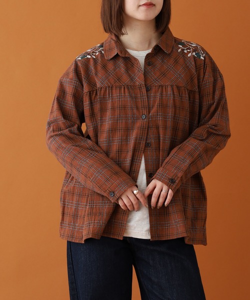 Emago（イマゴ）の「EMAGO 木の実刺繍ｷﾞｬｻﾞｰｼｬﾂ ｵﾝﾌﾞﾚﾁｪｯｸ（シャツ/ブラウス・レディース・ブラウン/ブラック/カーキ・FREE）」の11枚目の写真
