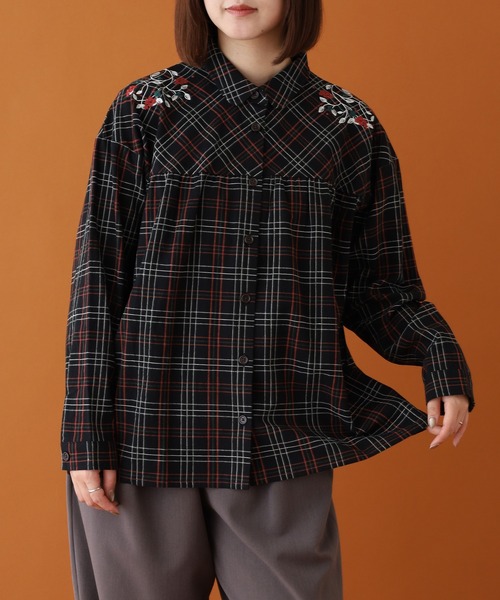 Emago（イマゴ）の「EMAGO 木の実刺繍ｷﾞｬｻﾞｰｼｬﾂ ｵﾝﾌﾞﾚﾁｪｯｸ（シャツ/ブラウス・レディース・ブラウン/ブラック/カーキ・FREE）」の4枚目の写真