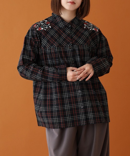 Emago（イマゴ）の「EMAGO 木の実刺繍ｷﾞｬｻﾞｰｼｬﾂ ｵﾝﾌﾞﾚﾁｪｯｸ（シャツ/ブラウス・レディース・ブラウン/ブラック/カーキ・FREE）」の5枚目の写真