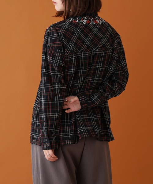 Emago（イマゴ）の「EMAGO 木の実刺繍ｷﾞｬｻﾞｰｼｬﾂ ｵﾝﾌﾞﾚﾁｪｯｸ（シャツ/ブラウス・レディース・ブラウン/ブラック/カーキ・FREE）」の6枚目の写真