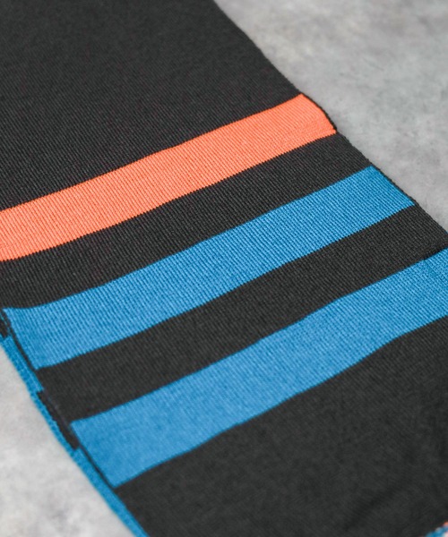 AVIREX（アヴィレックス）の「【78】【AVIREX】LOGO SOCCER MUFFLER（マフラー・メンズ・チャコールグレー/ワインレッド・FREE）」の3枚目の写真