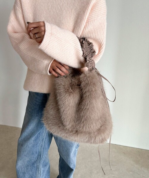 fredy emue(フレディエミュ)の「ギャザーハンドルエコファーショルダーバッグ(ショルダーバッグ・レディース・グレイッシュベージュ/ベージュ・FREE)」の1枚目の写真