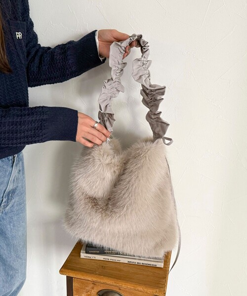 fredy emue(フレディエミュ)の「ギャザーハンドルエコファーショルダーバッグ(ショルダーバッグ・レディース・グレイッシュベージュ/ベージュ・FREE)」の2枚目の写真