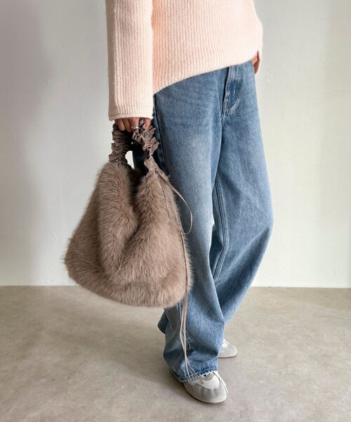 fredy emue(フレディエミュ)の「ギャザーハンドルエコファーショルダーバッグ(ショルダーバッグ・レディース・グレイッシュベージュ/ベージュ・FREE)」の3枚目の写真