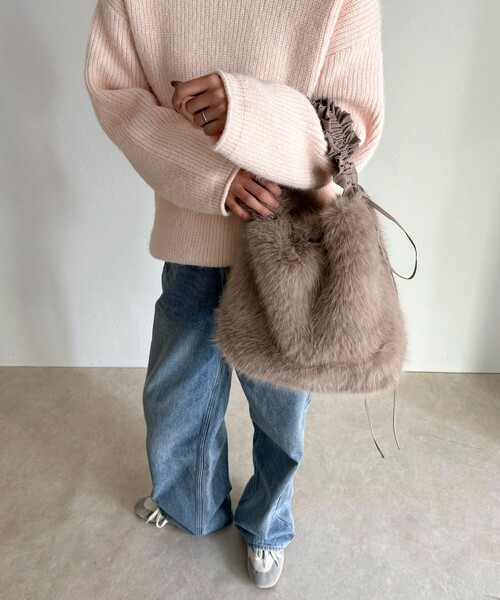 fredy emue(フレディエミュ)の「ギャザーハンドルエコファーショルダーバッグ(ショルダーバッグ・レディース・グレイッシュベージュ/ベージュ・FREE)」の4枚目の写真