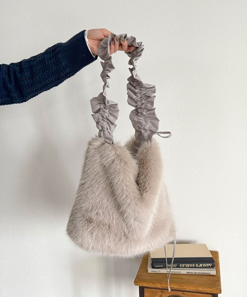 fredy emue(フレディエミュ)の「ギャザーハンドルエコファーショルダーバッグ(ショルダーバッグ・レディース・グレイッシュベージュ/ベージュ・FREE)」の5枚目の写真