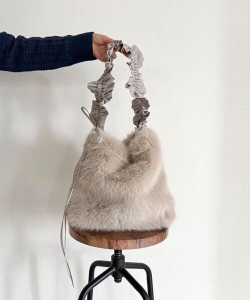 fredy emue(フレディエミュ)の「ギャザーハンドルエコファーショルダーバッグ(ショルダーバッグ・レディース・グレイッシュベージュ/ベージュ・FREE)」の6枚目の写真