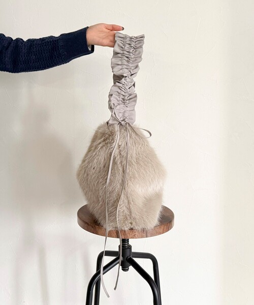 fredy emue(フレディエミュ)の「ギャザーハンドルエコファーショルダーバッグ(ショルダーバッグ・レディース・グレイッシュベージュ/ベージュ・FREE)」の7枚目の写真