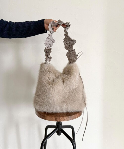 fredy emue(フレディエミュ)の「ギャザーハンドルエコファーショルダーバッグ(ショルダーバッグ・レディース・グレイッシュベージュ/ベージュ・FREE)」の8枚目の写真