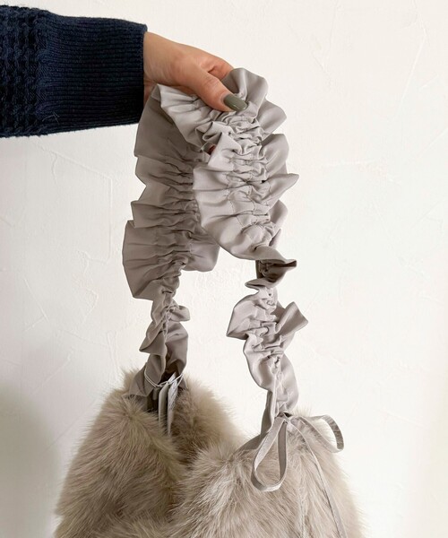 fredy emue(フレディエミュ)の「ギャザーハンドルエコファーショルダーバッグ(ショルダーバッグ・レディース・グレイッシュベージュ/ベージュ・FREE)」の9枚目の写真