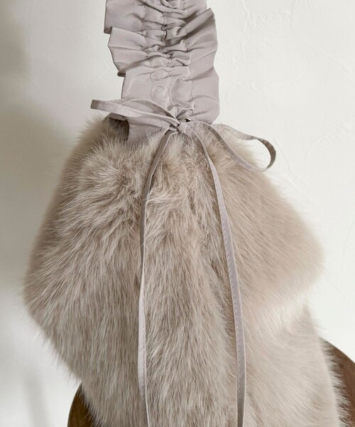 fredy emue(フレディエミュ)の「ギャザーハンドルエコファーショルダーバッグ(ショルダーバッグ・レディース・グレイッシュベージュ/ベージュ・FREE)」の11枚目の写真