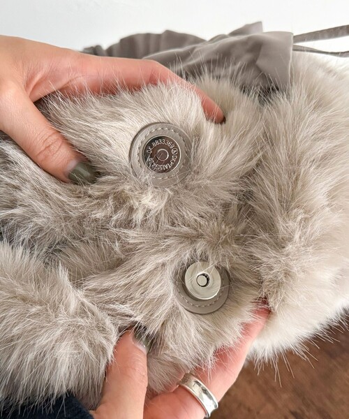 fredy emue(フレディエミュ)の「ギャザーハンドルエコファーショルダーバッグ(ショルダーバッグ・レディース・グレイッシュベージュ/ベージュ・FREE)」の12枚目の写真