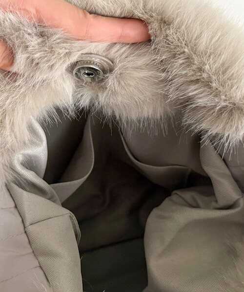 fredy emue(フレディエミュ)の「ギャザーハンドルエコファーショルダーバッグ(ショルダーバッグ・レディース・グレイッシュベージュ/ベージュ・FREE)」の13枚目の写真