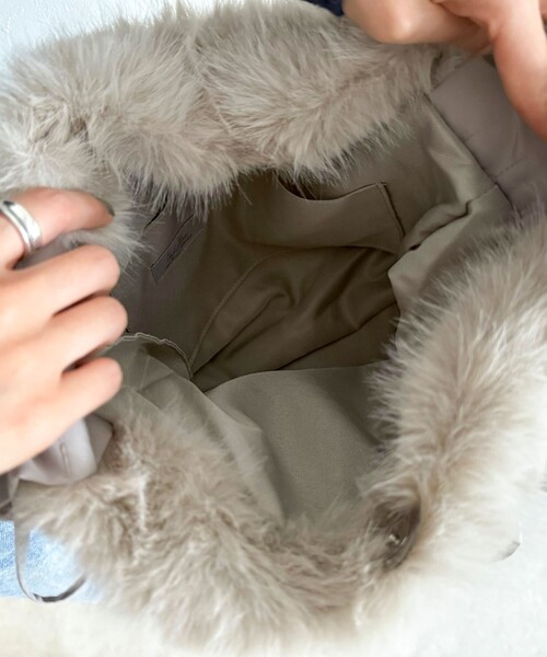 fredy emue(フレディエミュ)の「ギャザーハンドルエコファーショルダーバッグ(ショルダーバッグ・レディース・グレイッシュベージュ/ベージュ・FREE)」の14枚目の写真