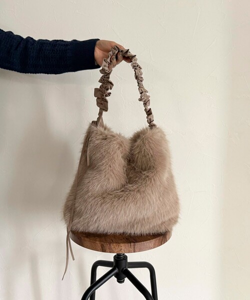 fredy emue(フレディエミュ)の「ギャザーハンドルエコファーショルダーバッグ(ショルダーバッグ・レディース・グレイッシュベージュ/ベージュ・FREE)」の15枚目の写真