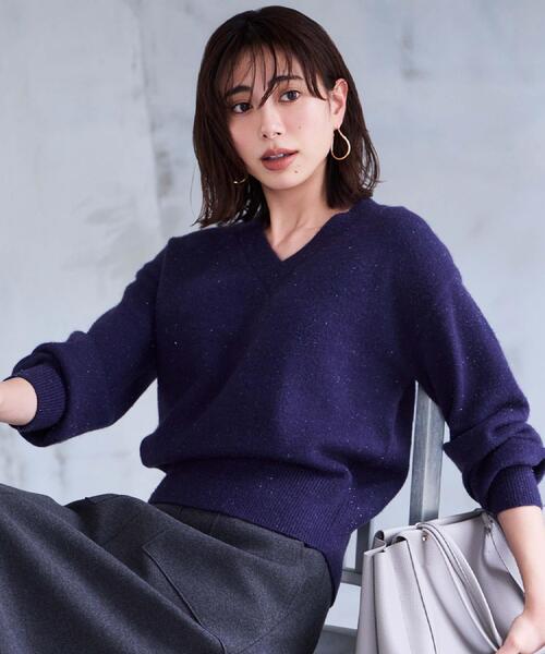 OPAQUE.CLIP(オペークドットクリップ)の「Vネックラメニット【洗濯機OK】(ニット/セーター・レディース・グレー/レッド系1/ネイビー・40/38)」の21枚目の写真