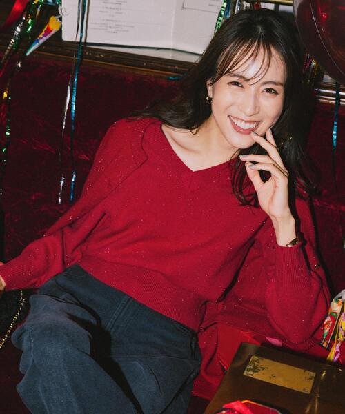 OPAQUE.CLIP(オペークドットクリップ)の「Vネックラメニット【洗濯機OK】(ニット/セーター・レディース・グレー/レッド系1/ネイビー・40/38)」の22枚目の写真