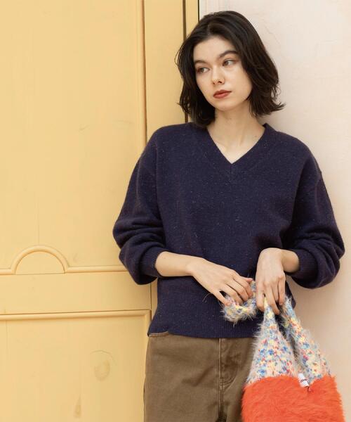 OPAQUE.CLIP（オペークドットクリップ）の「Vネックラメニット【洗濯機OK】（ニット/セーター・レディース・グレー/レッド系1/ネイビー・40/38/42）」の4枚目の写真