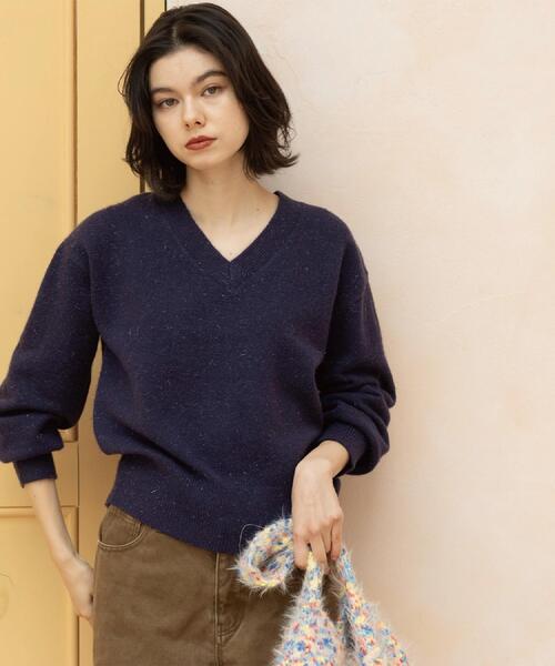 OPAQUE.CLIP（オペークドットクリップ）の「Vネックラメニット【洗濯機OK】（ニット/セーター・レディース・グレー/レッド系1/ネイビー・40/38/42）」の7枚目の写真