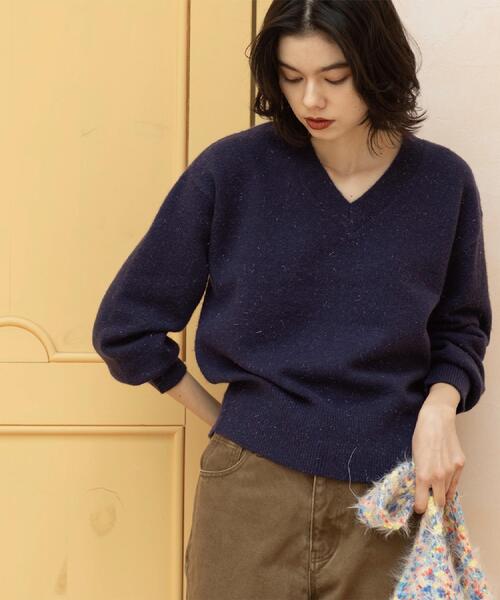 OPAQUE.CLIP（オペークドットクリップ）の「Vネックラメニット【洗濯機OK】（ニット/セーター・レディース・グレー/レッド系1/ネイビー・40/38/42）」の8枚目の写真