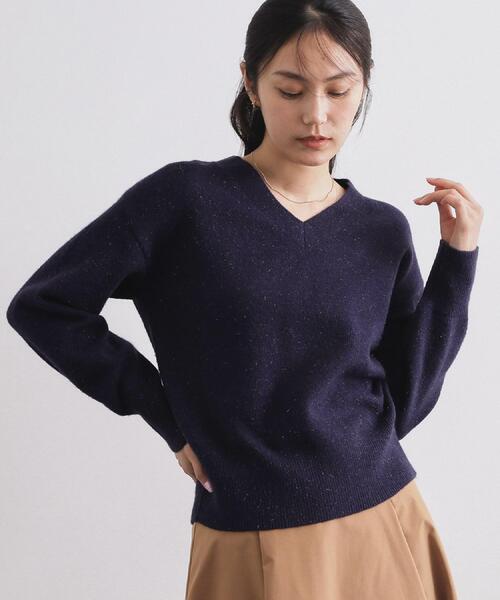 OPAQUE.CLIP(オペークドットクリップ)の「Vネックラメニット【洗濯機OK】(ニット/セーター・レディース・グレー/レッド系1/ネイビー・40/38)」の5枚目の写真