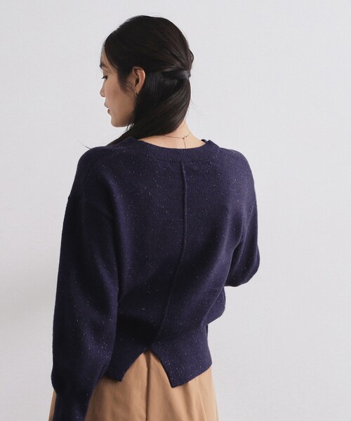 OPAQUE.CLIP(オペークドットクリップ)の「Vネックラメニット【洗濯機OK】(ニット/セーター・レディース・グレー/レッド系1/ネイビー・40/38)」の6枚目の写真